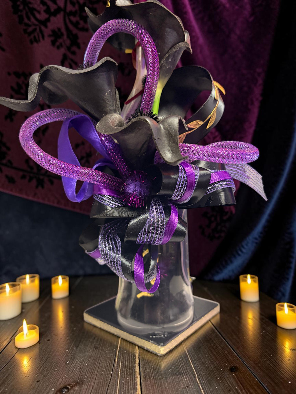 Halloween-Emporium gothic calla lily LED lamp featuring black flowers with purple mesh ribbons and decorative accents