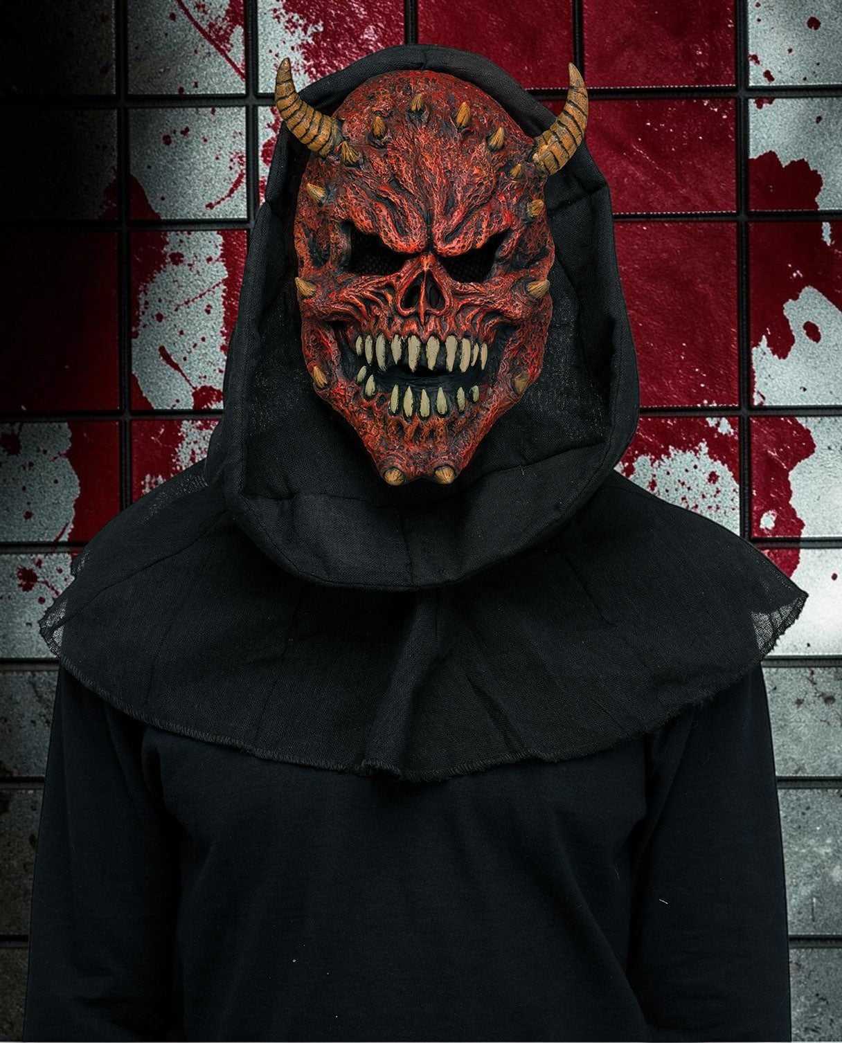 Halloween-Emporium demonic horror mask with horns and black hood for a terrifying costume look
