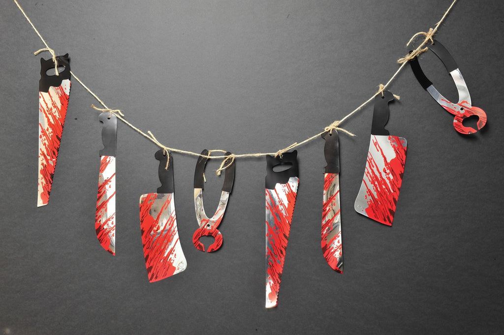 Halloween-Emporium horror party garland featuring blood-stained butcher knives, saws, and pliers on a rustic twine string
