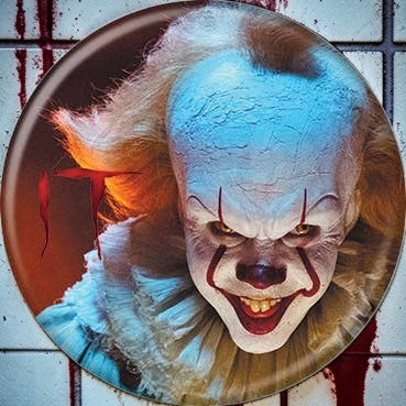 Halloween-Emporium 1.25 inch Pennywise button featuring the iconic horror clown from the 2017 IT movie.
