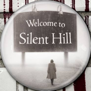 Halloween-Emporium Silent Hill 2006 movie poster round lapel pin featuring a woman walking toward a welcome sign.
