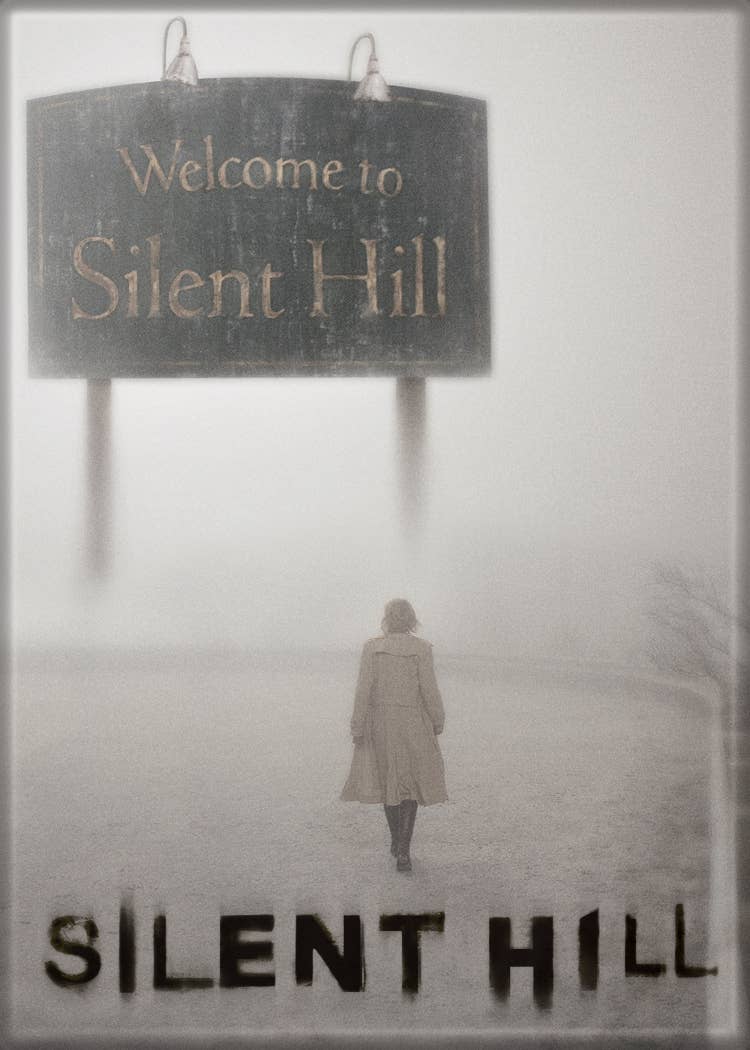 Halloween-Emporium Silent Hill 2006 movie poster magnet featuring a woman walking toward the iconic town sign.
