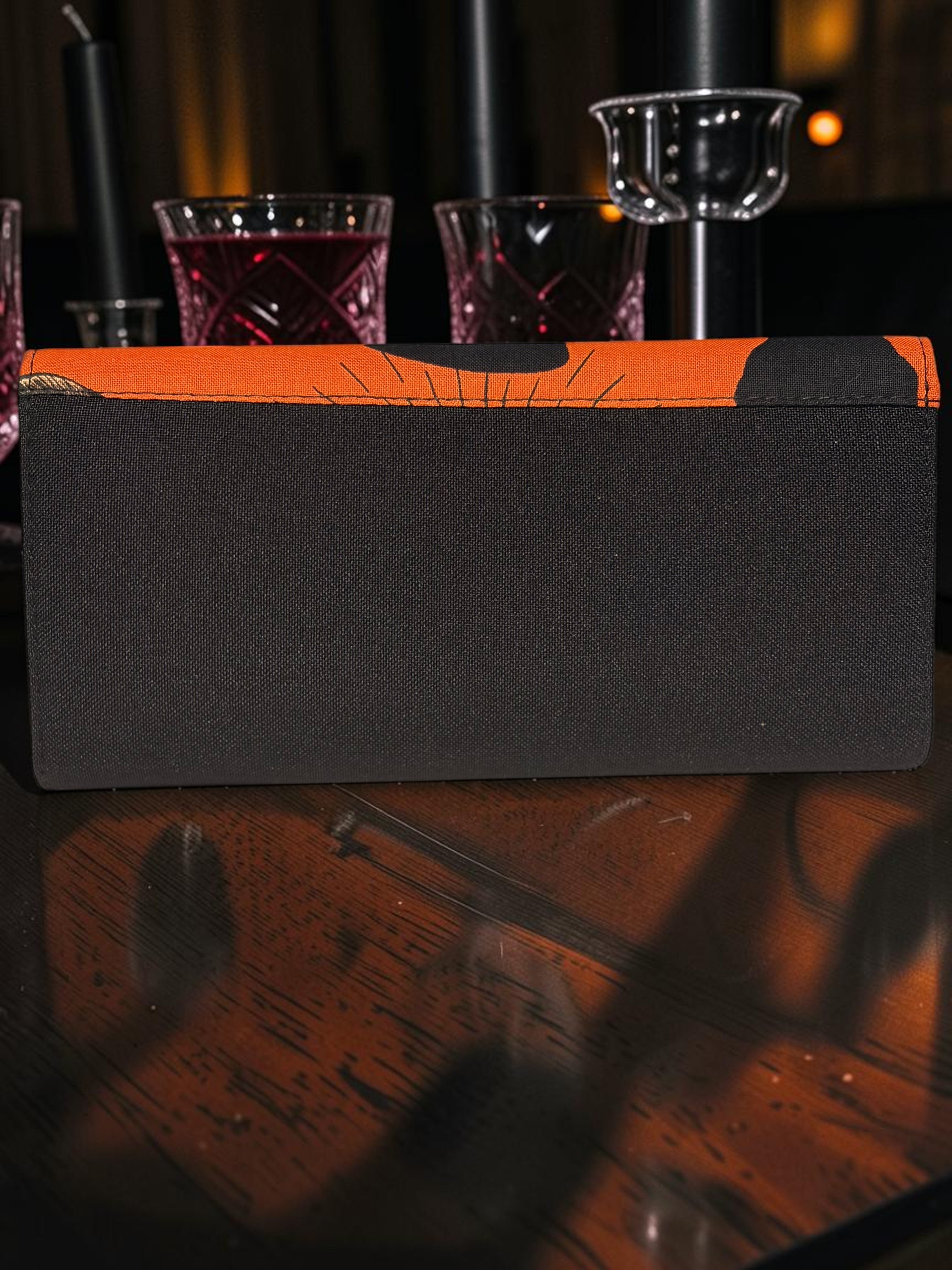 Halloween-Emporium black and orange clutch wallet featuring a skull and top hat design for gothic style.