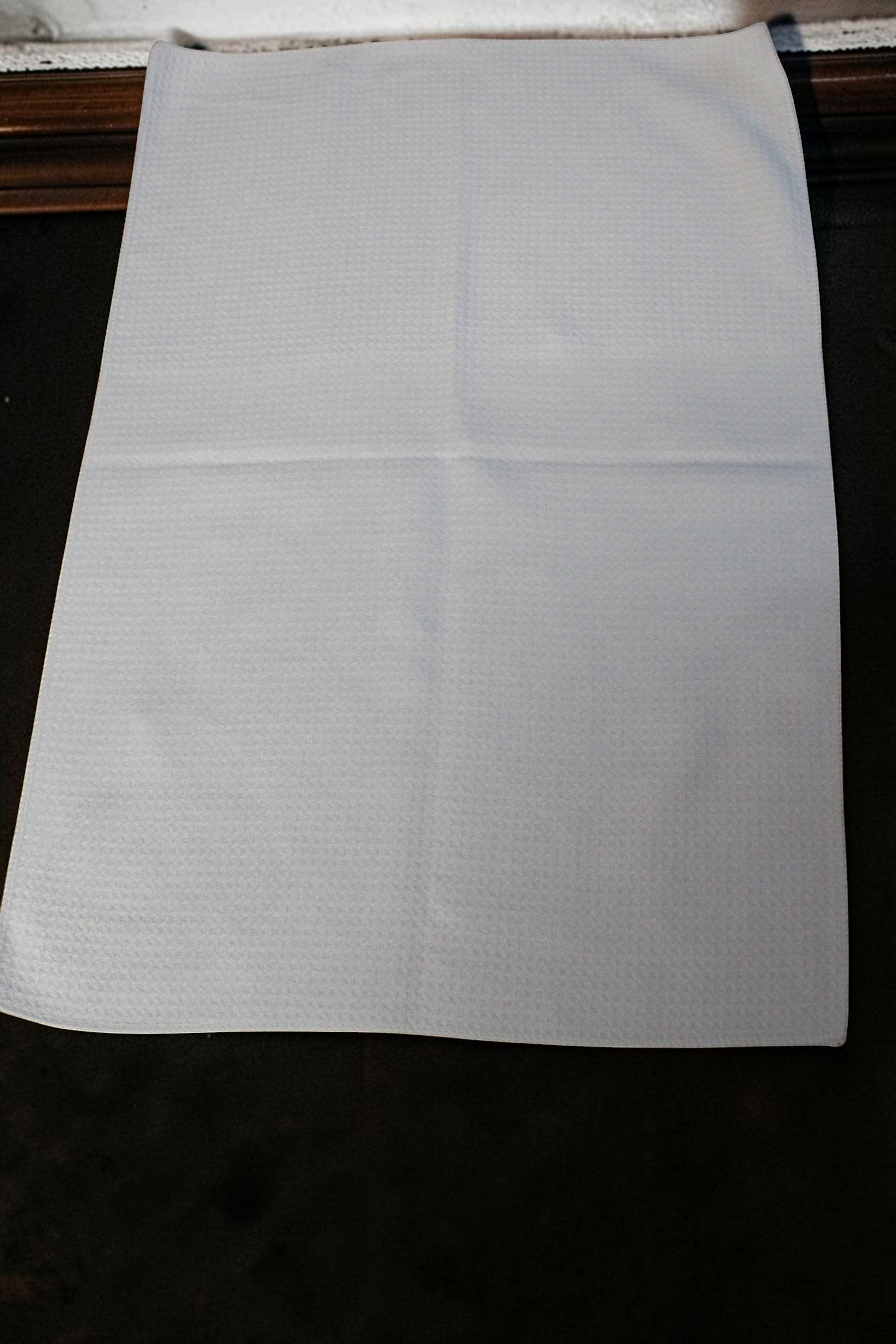 Halloween-Emporium white waffle-weave kitchen hand towel with a textured absorbent fabric design.